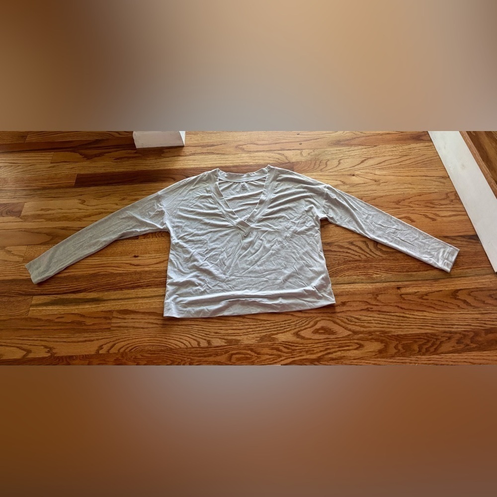 GAP Fit Women's Gray V-Neck performance shirt